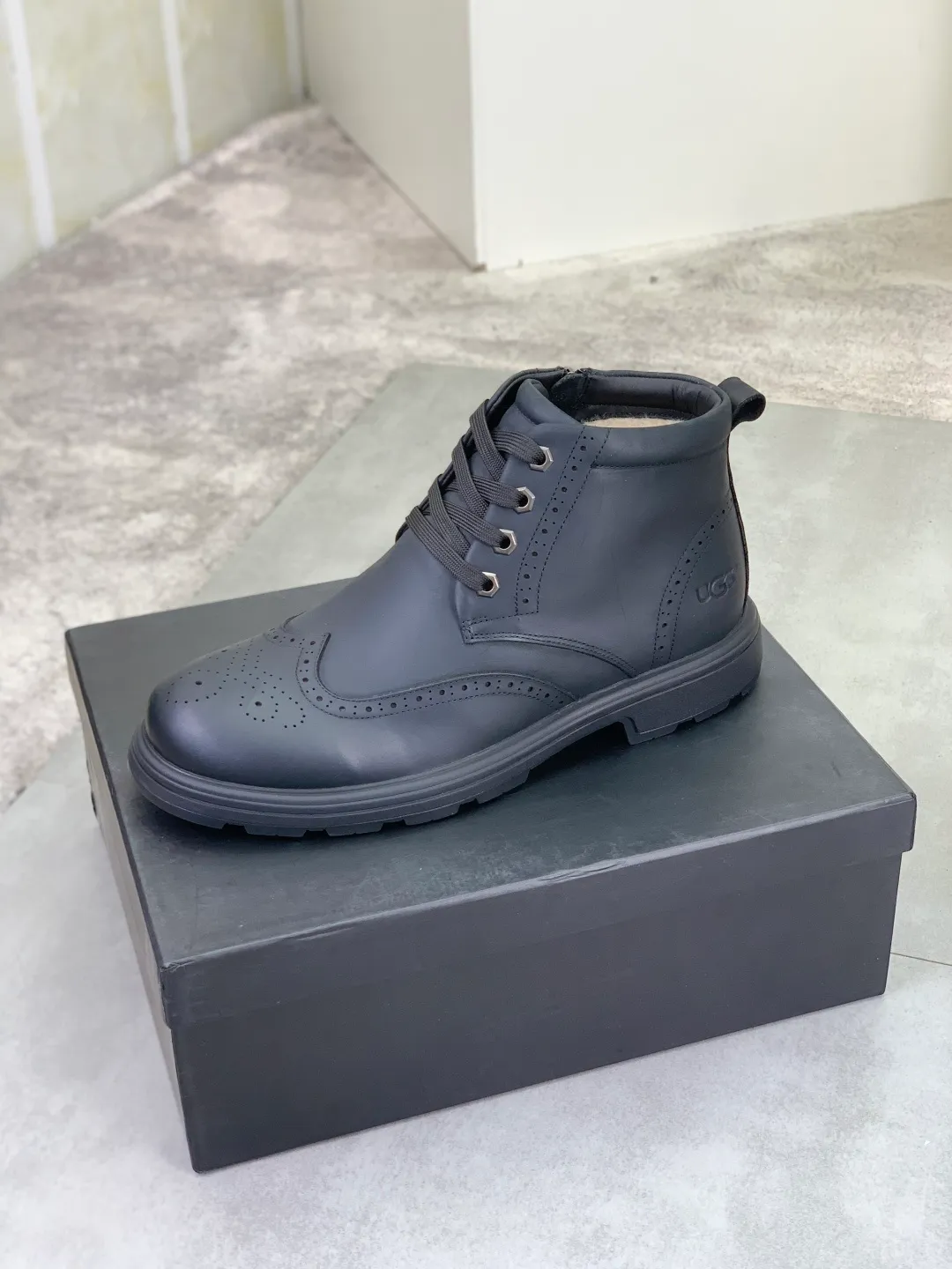 Men's shoes 💰P620 [New style] 💰 🆘 "Real wool" [UGG] 👉The popular men's shoes are synchronized with the official website 🔰The quality [proud] is not comparable to the imitations in the general market 🌀The upper is imported Italian frosted cowhide, and the lining: foot pads 🅰️Grade 🐑Real wool👻Only Grade A can show the effect The hand feels smooth and delicate 🔱The shoe shape is grand, only the factory can do it 🎄The perfect toughness of the original outsole 👻⬛️ can allow customers to say goodbye to one-time consumption. Real wool lining, super warm. Brown and gray available. Size: 38-44